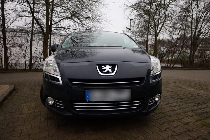 Grau Gebraucht 2010 Peugeot 5008 Van / Kleinbus | 4.299 € (Teuer) - Bild 1/4