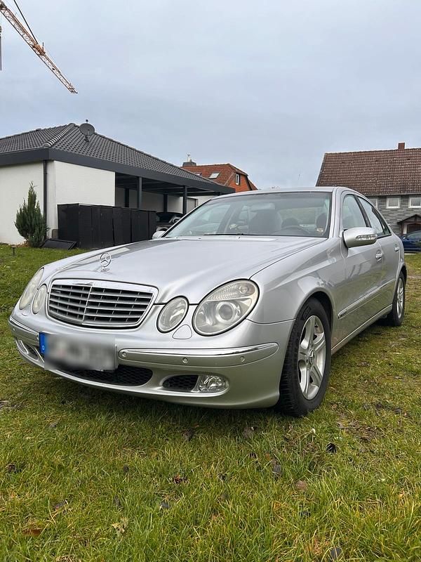 Silber Gebraucht 2003 Mercedes 220 Limousine | 6.500 € - Bild 1/4