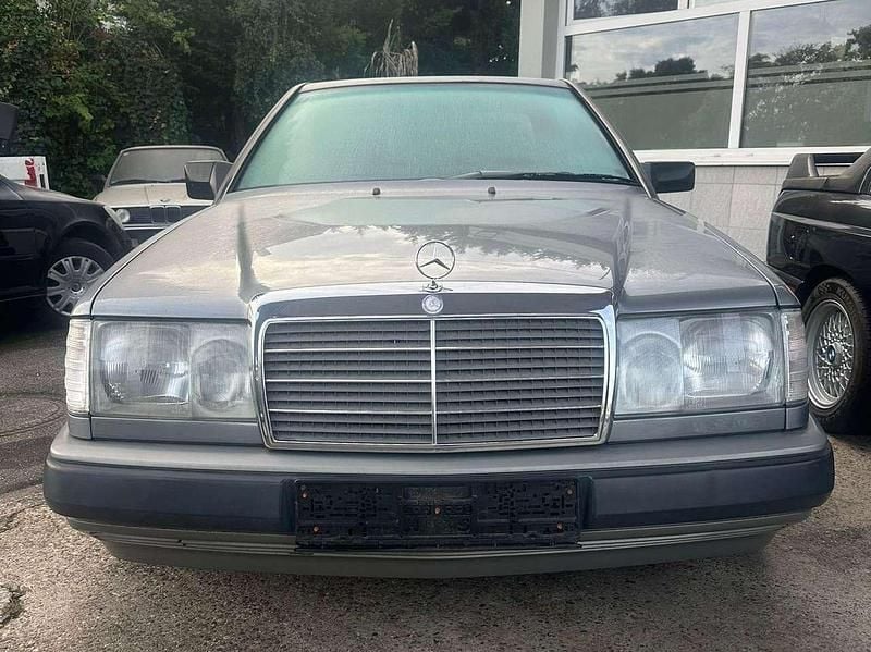 Grau Gebraucht 1987 Mercedes E300 Coupé | 11.299 € - Bild 1/4