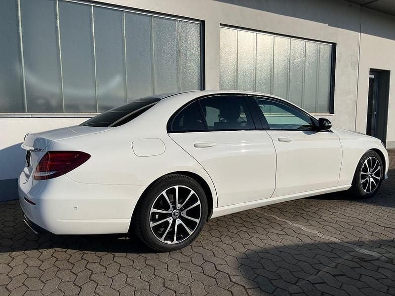 Gebraucht Mercedes E200 Night 184 PS (135 kW) 2019 Weiß Limousine
