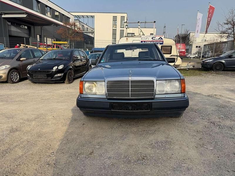 Gebraucht Mercedes E230 132 PS (97 kW) 1992 Blau metallic Limousine