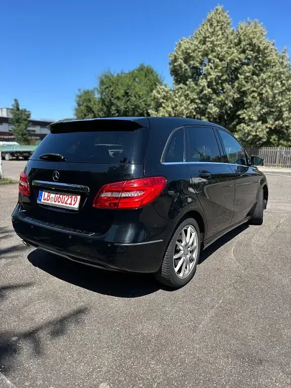 Gebraucht Mercedes B180 122 PS (89 kW) 2011 Schwarz Kleinwagen
