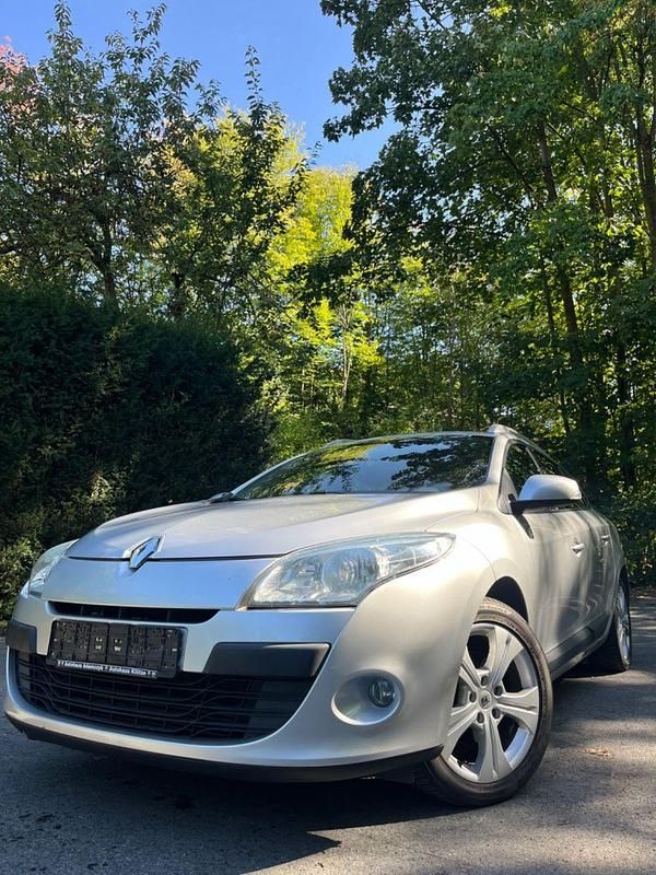 Silber Gebraucht 2011 Renault Mégane GrandTour Dynamique Kombi | 5.499 € (Etwas zu teuer) - Bild 1/4