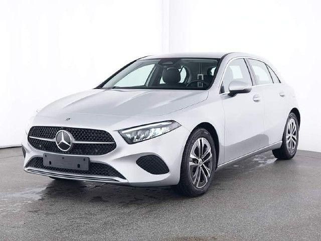 Silber Gebraucht 2023 Mercedes A180 Kleinwagen | 32.800 € (Teuer) - Bild 1/4