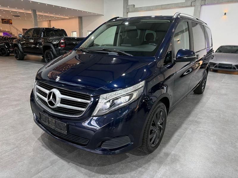 Blau Gebraucht 2016 Mercedes V220 Van / Kleinbus | 31.999 € (Fairer Preis) - Bild 1/4
