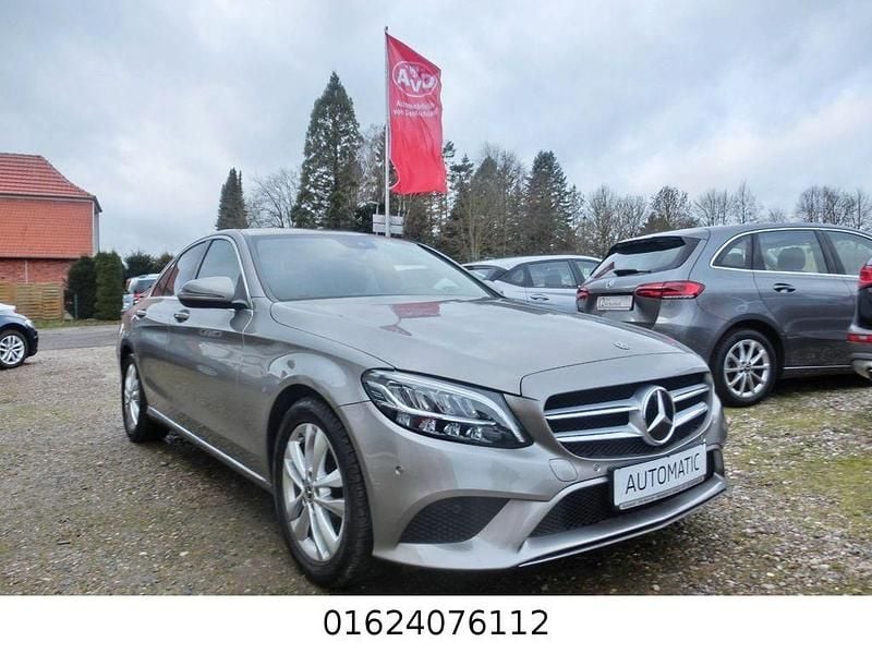 Silber Gebraucht 2019 Mercedes C180 Limousine | 22.900 € (Superpreis) - Bild 1/4