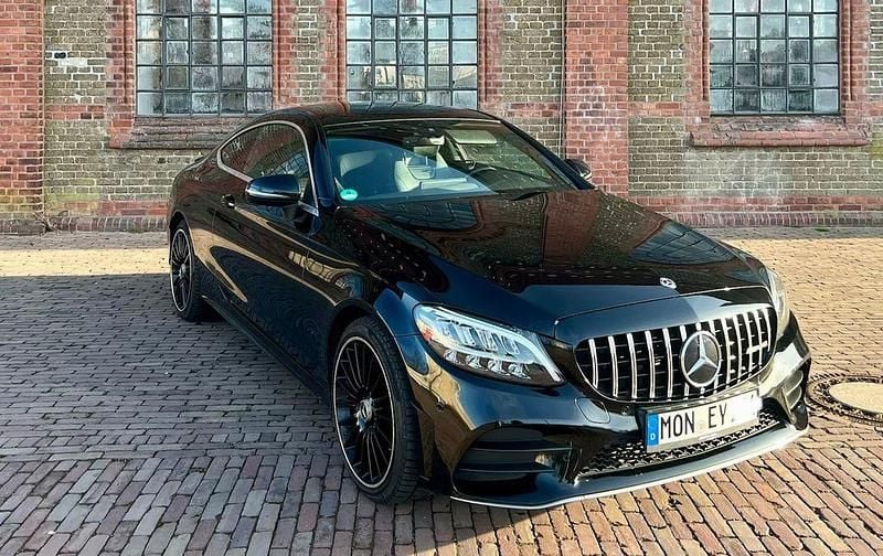 Schwarz Gebraucht 2018 Mercedes C180 AMG line Coupé | 23.900 € (Etwas zu teuer) - Bild 1/4