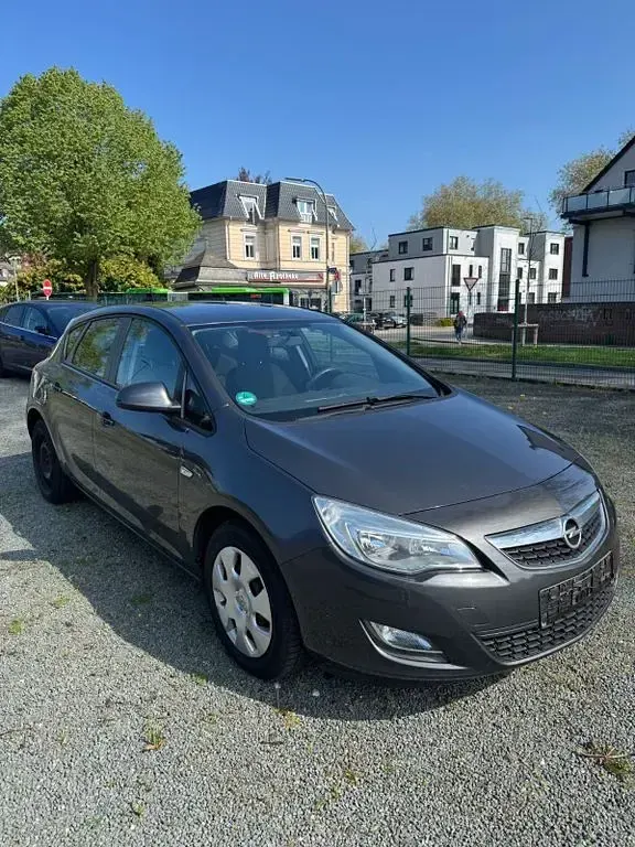 Używany Opel Astra Edition 101 KM (74 kW) 2013 Srebrny Sedan/Limuzyna