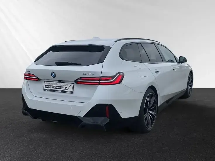 Gebraucht BMW 520 Performance 197 PS (144 kW) 2025 Mineralweiß metallic Kombi