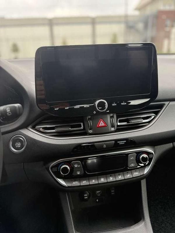 Gebraucht Hyundai i30 Trend 160 PS (117 kW) 2023 Weiß Limousine