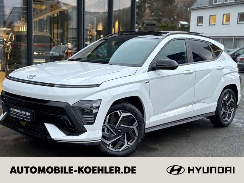 Sernity white (weiss) metallic Neu 2024 Hyundai Kona N Line SUV | 33.990 € - Bild 1/4