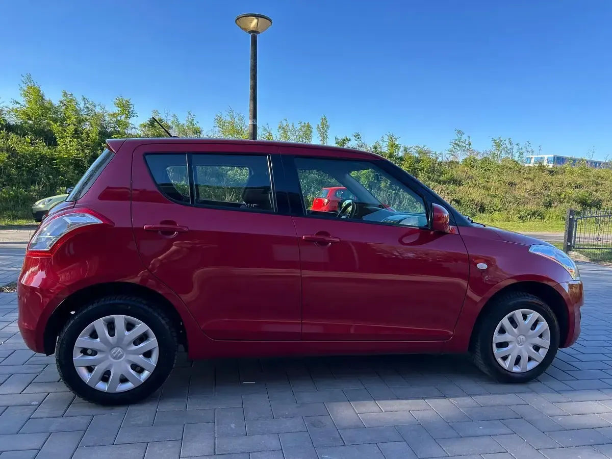 Second-hand Suzuki Swift 94 CP (69 kW) 2013 Roșu Hatchback