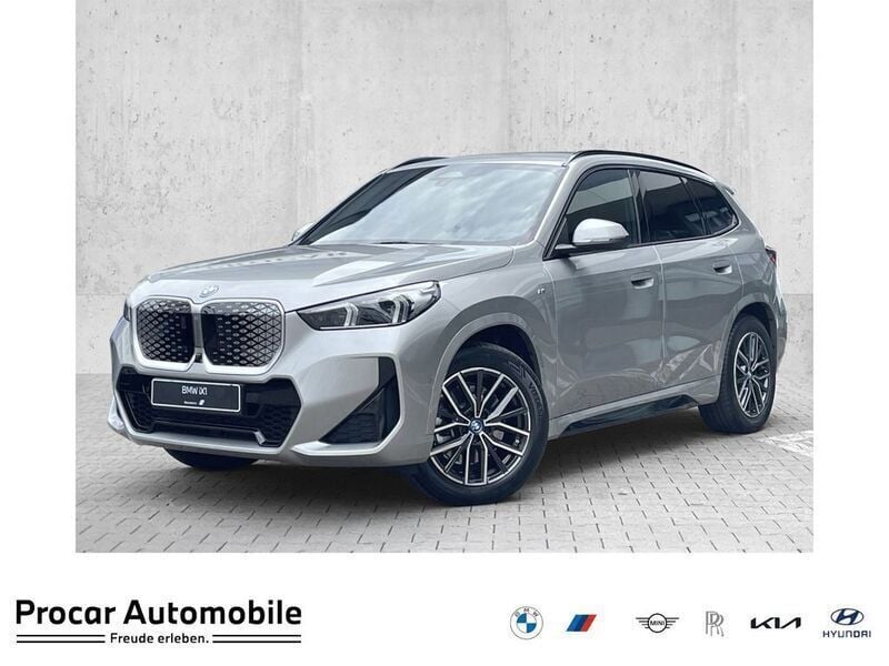 Silber Neu 2025 BMW iX1 M Sport SUV | 55.390 € (Fairer Preis) - Bild 1/4