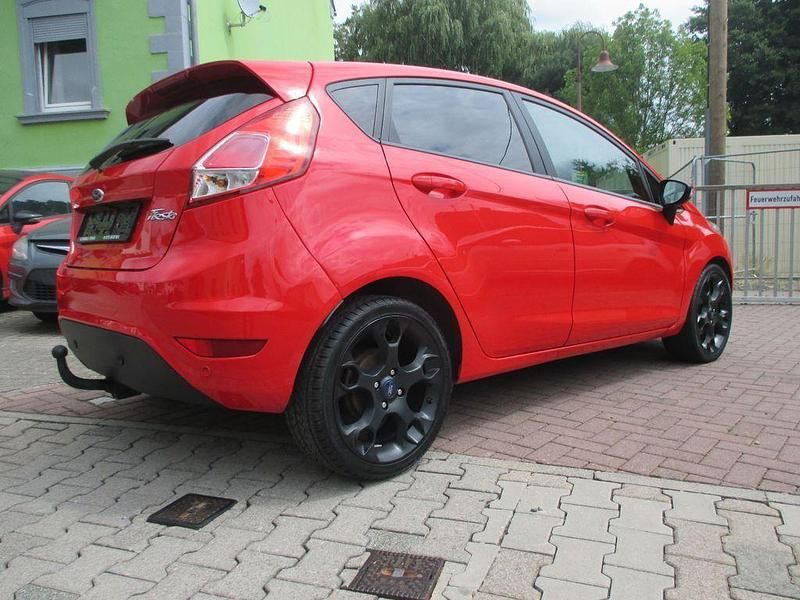 Gebraucht Ford Fiesta 95 PS (69 kW) 2014 Rot Kleinwagen