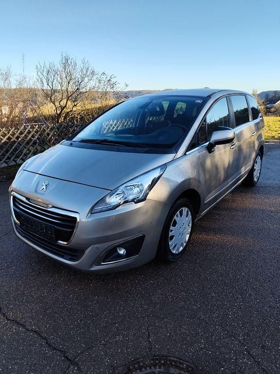 Grau Gebraucht 2016 Peugeot 5008 Active Van / Kleinbus | 7.399 € (Fairer Preis) - Bild 1/4