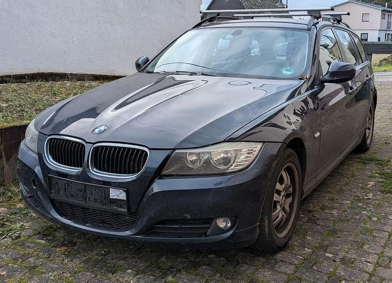 Blau Gebraucht 2009 BMW 318 Kombi | 2.300 € (Superpreis) - Bild 1/4