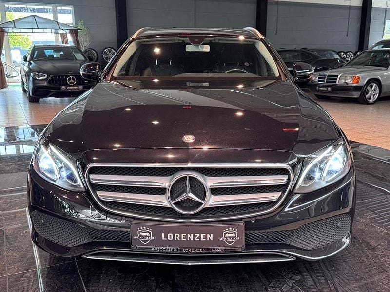 Używany Mercedes E220 Avantgarde 194 KM (142 kW) 2017 Czarny Sedan/Limuzyna