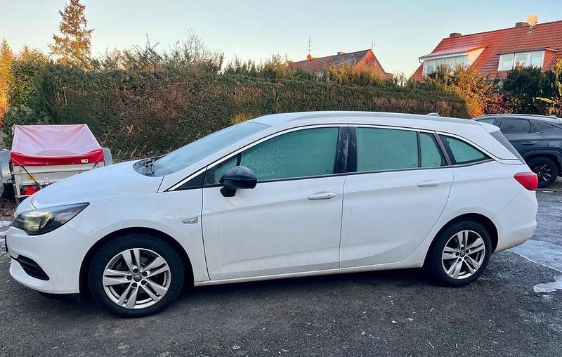 Weiß Gebraucht 2021 Opel Astra Design & Tech Kombi | 9.850 € (Fairer Preis) - Bild 1/4