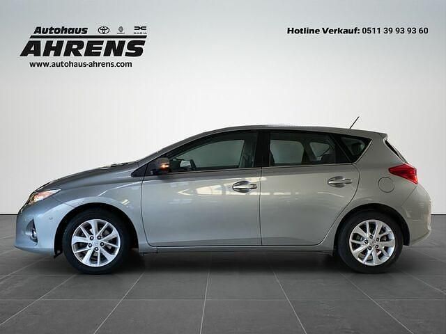 Gebraucht Toyota Auris Life 132 PS (97 kW) 2014 Titansilber mica metallic (metallic) Limousine