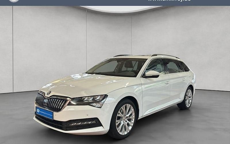 Weiß met. Gebraucht 2022 Skoda Superb Ambition Kombi | 19.990 € (Fairer Preis) - Bild 1/4