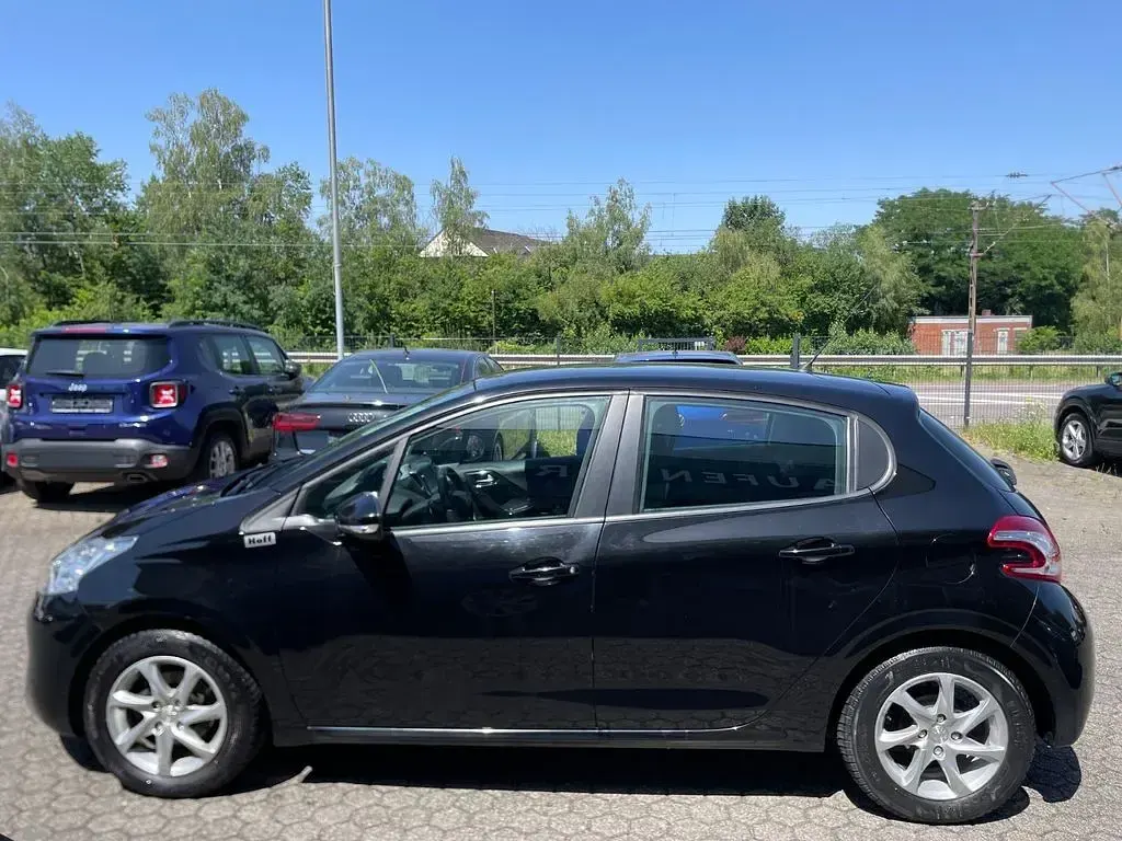 Gebraucht Peugeot 208 Active 68 PS (50 kW) 2014 Schwarz Kleinwagen