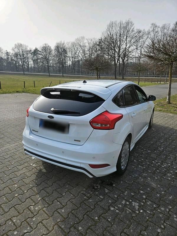 Gebraucht Ford Focus 140 PS (102 kW) 2018 Weiß Kleinwagen
