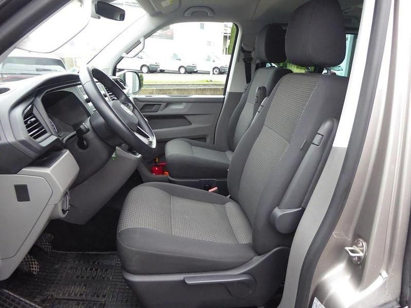 Gebraucht VW Caravelle Trendline 150 PS (110 kW) 2024 Mojave beige metallic Van