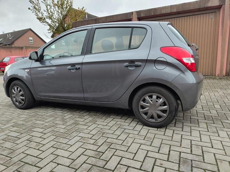 Grau Gebraucht 2012 Hyundai i20 Kleinwagen | 1.200 € (Superpreis) - Bild 1/4