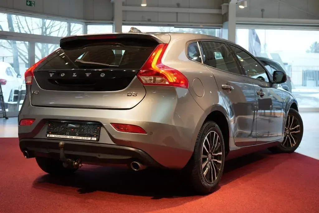 Gebraucht Volvo V40 Momentum 150 PS (110 kW) 2016 Grau Limousine