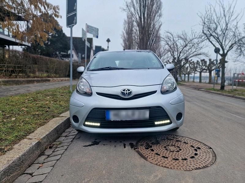 Gebraucht Toyota Aygo 68 PS (50 kW) 2013 Grau Kleinwagen