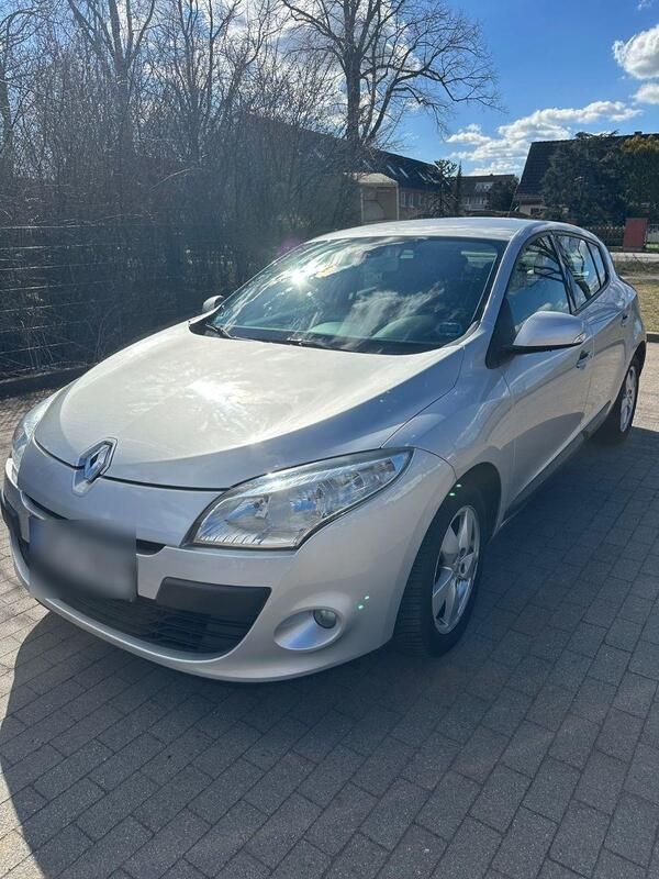 Silber Gebraucht 2011 Renault Mégane III Dynamique Limousine | 5.999 € (Etwas zu teuer) - Bild 1/4