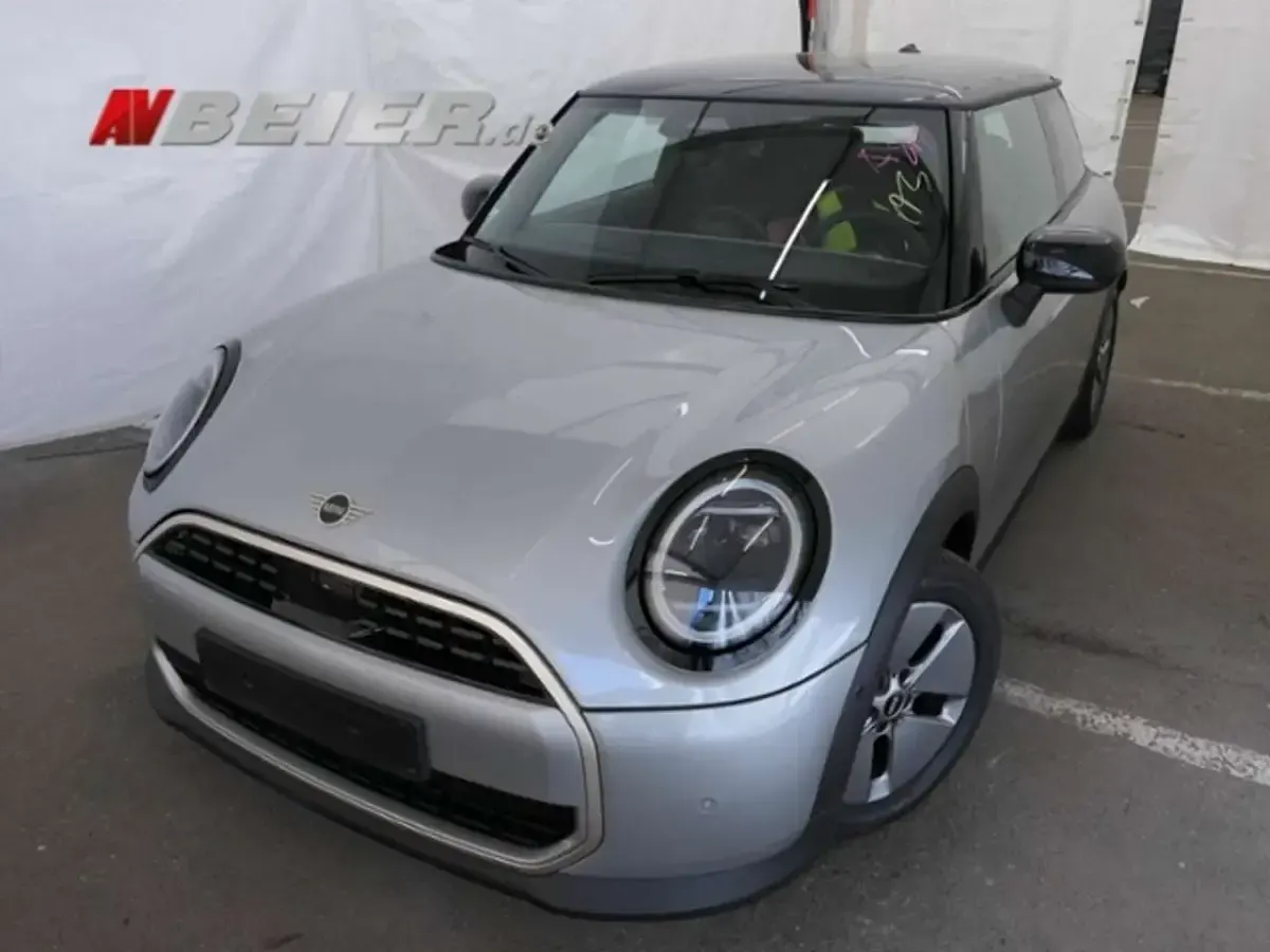 Używany Mini Cooper 156 KM (114 kW) 2024 Srebrny Hatchback