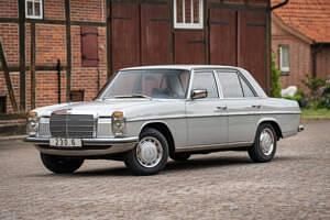 Silber Gebraucht 1974 Mercedes 230 Limousine | 39.900 € - Bild 1/4