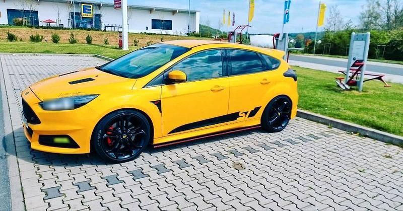 Gebraucht Ford Focus ST 250 PS (183 kW) 2015 Gelb Limousine