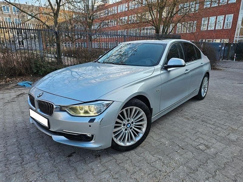Gebraucht BMW 318 143 PS (105 kW) 2012 Glaciersilber Limousine