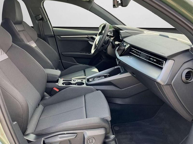 Gebraucht Audi A3 Ambiente 116 PS (85 kW) 2025 Distriktgrün metallic (metallic) Limousine