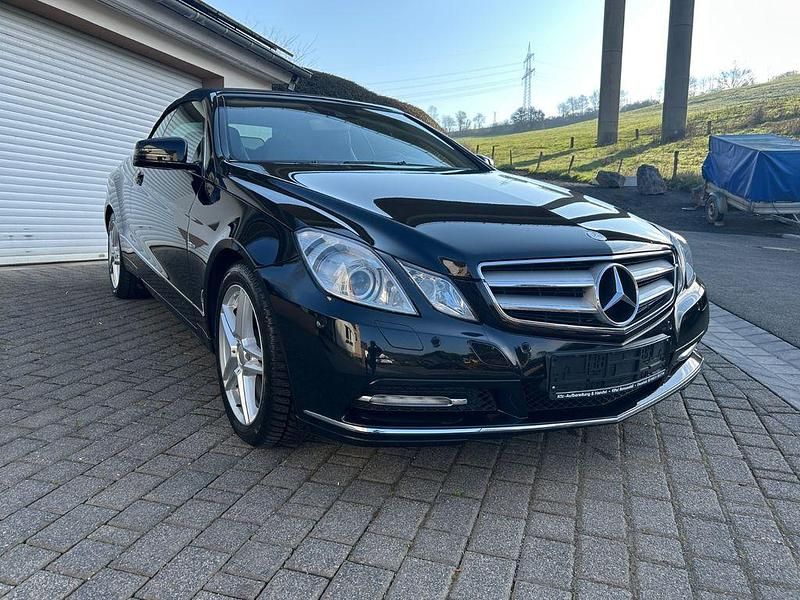 Gebraucht Mercedes E200 184 PS (135 kW) 2011 Schwarz Cabrio