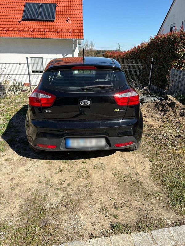 Gebraucht Kia Rio 75 PS (55 kW) 2013 Schwarz Limousine