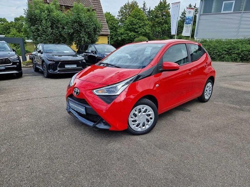 Rot Gebraucht 2021 Toyota Aygo X-play Kleinwagen | 11.890 € (Fairer Preis) - Bild 1/4