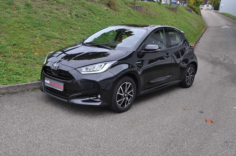 Schwarz Gebraucht 2020 Toyota Yaris Hybrid Club Limousine | 18.890 € (Etwas zu teuer) - Bild 1/4