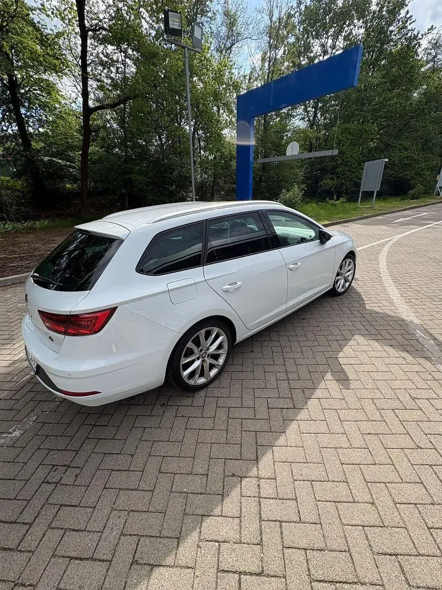 Używany Seat Leon FR 150 KM (110 kW) 2020 Biały Kombi