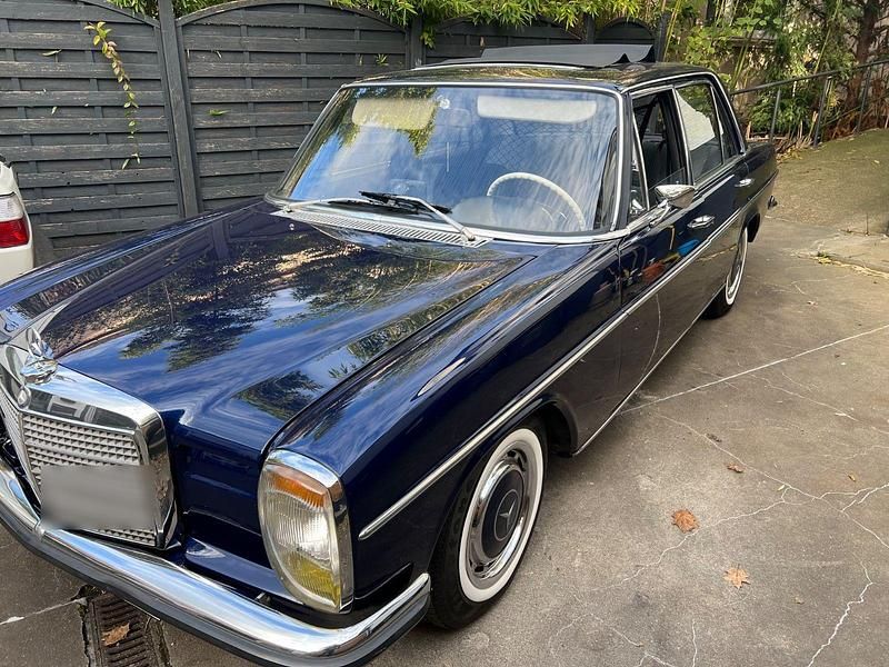 Blau Gebraucht 1972 Mercedes 200/8 Limousine | 17.500 € - Bild 1/4