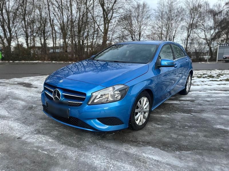 Blau Gebraucht 2013 Mercedes A180 Kleinwagen | 9.499 € (Guter Preis) - Bild 1/4