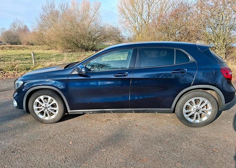 Gebraucht Mercedes GLA200 136 PS (100 kW) 2017 Blau SUV
