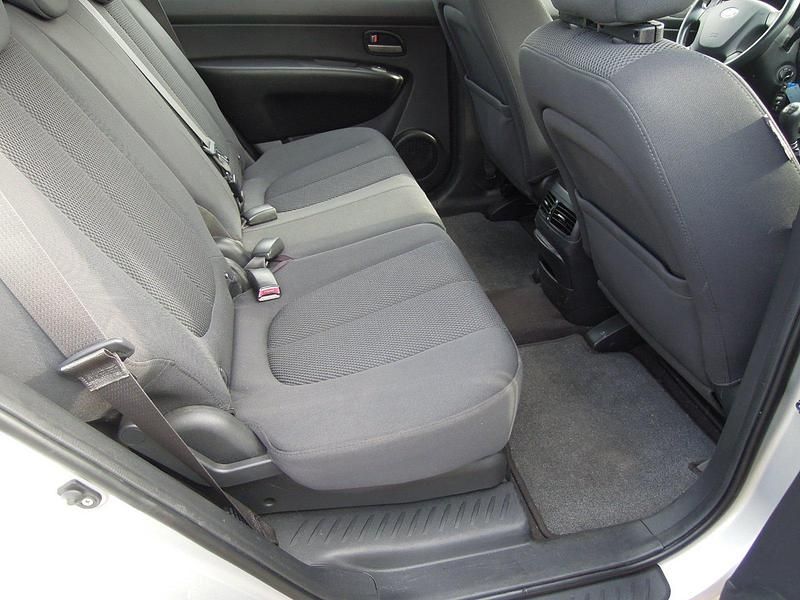 Gebraucht Kia Carens LX 144 PS (105 kW) 2008 Silber Van / Kleinbus