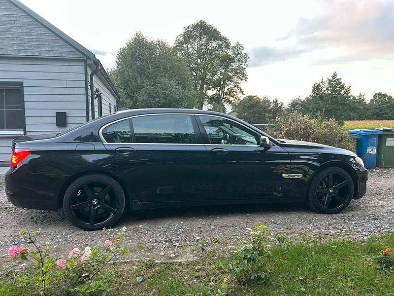 Schwarz Gebraucht 2013 BMW 740L Limousine | 11.700 € - Bild 1/4