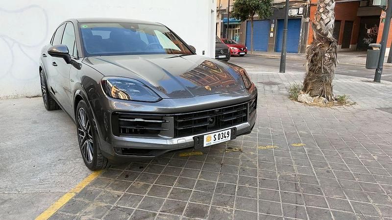 Grau Gebraucht 2024 Porsche Cayenne E-Hybrid Coupe Coupé | 90.000 € (Superpreis) - Bild 1/4