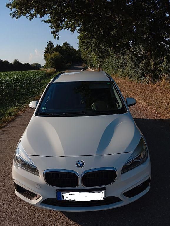 Weiß Gebraucht 2015 BMW 218 Gran Tourer Sport Line Van / Kleinbus | 13.000 € - Bild 1/4