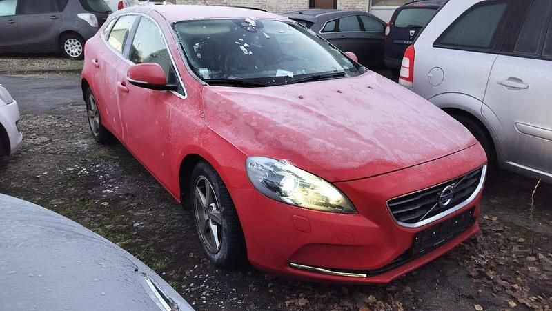 Gebraucht Volvo V40 Summum 120 PS (88 kW) 2016 Rot Limousine