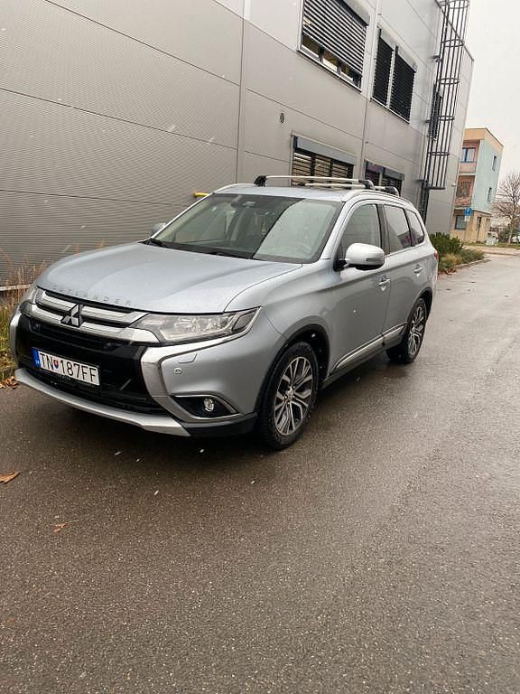Schwarz Gebraucht 2017 Mitsubishi Outlander Diamant Edition SUV | 9.900 € - Bild 1/4